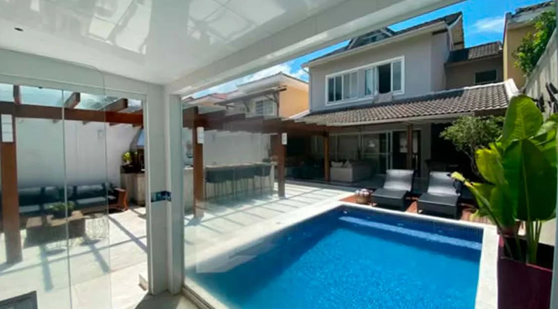 Área da piscina com cobertura de vidro