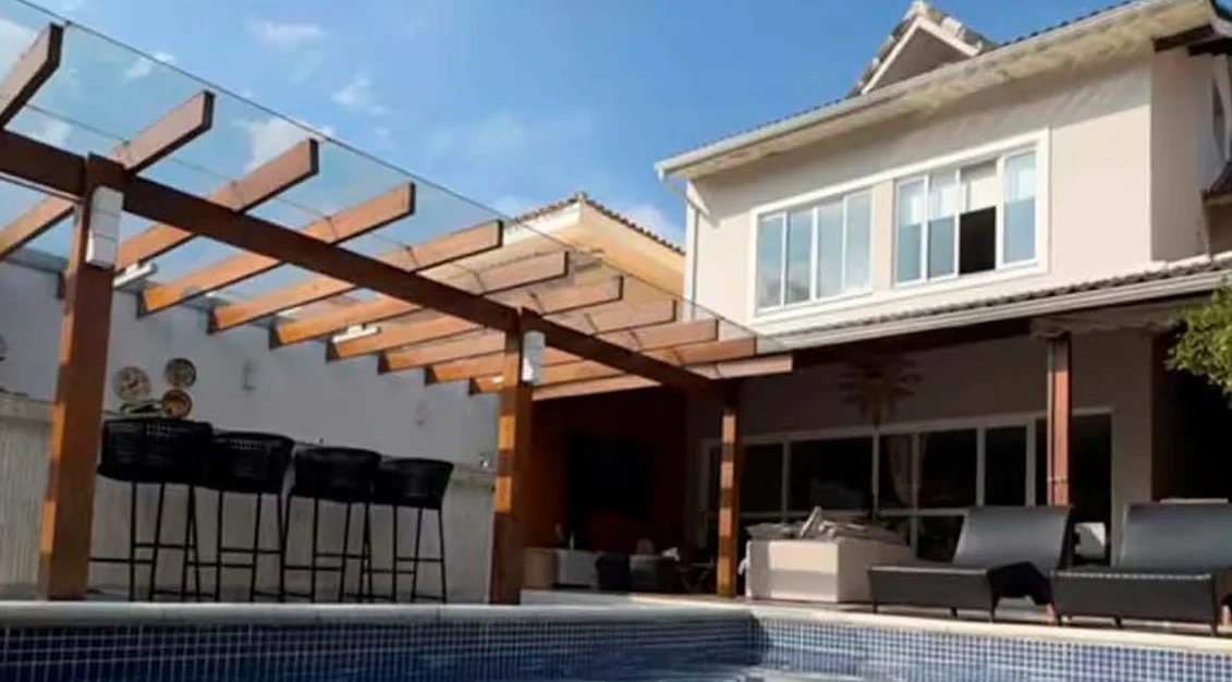 Pergolado com bar e piscina