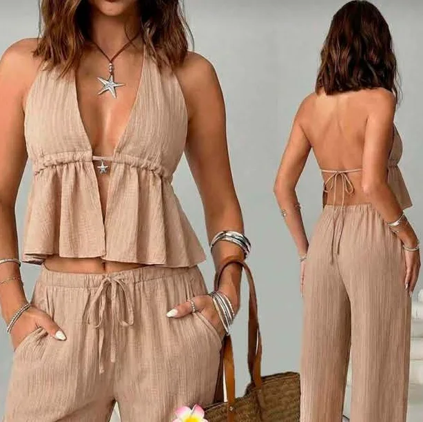 Conjunto bege de linho com bolsa de palha