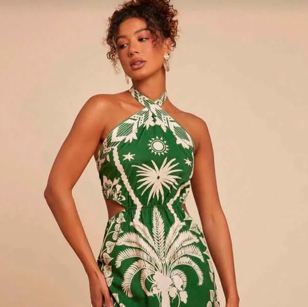 Vestido verde com estampa de palmeiras