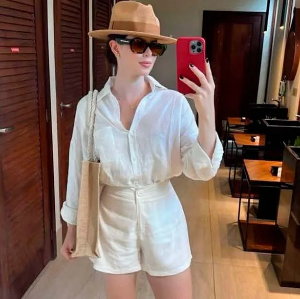 Camisa e short brancos com chapéu