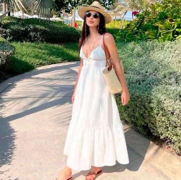 Vestido longo branco com chapéu de palha