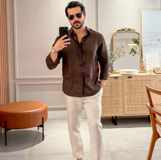 Camisa marrom e calça clara