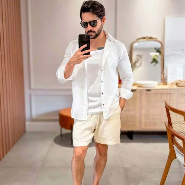 Camisa branca aberta e bermuda clara