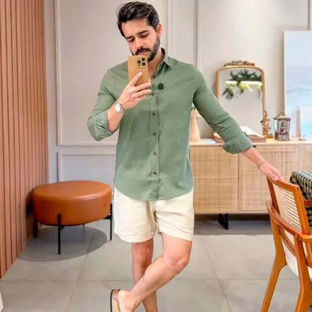 Camisa verde e bermuda clara