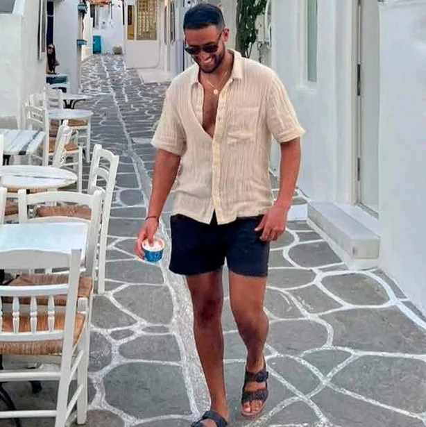 Camisa de linho e bermuda escura com sandália